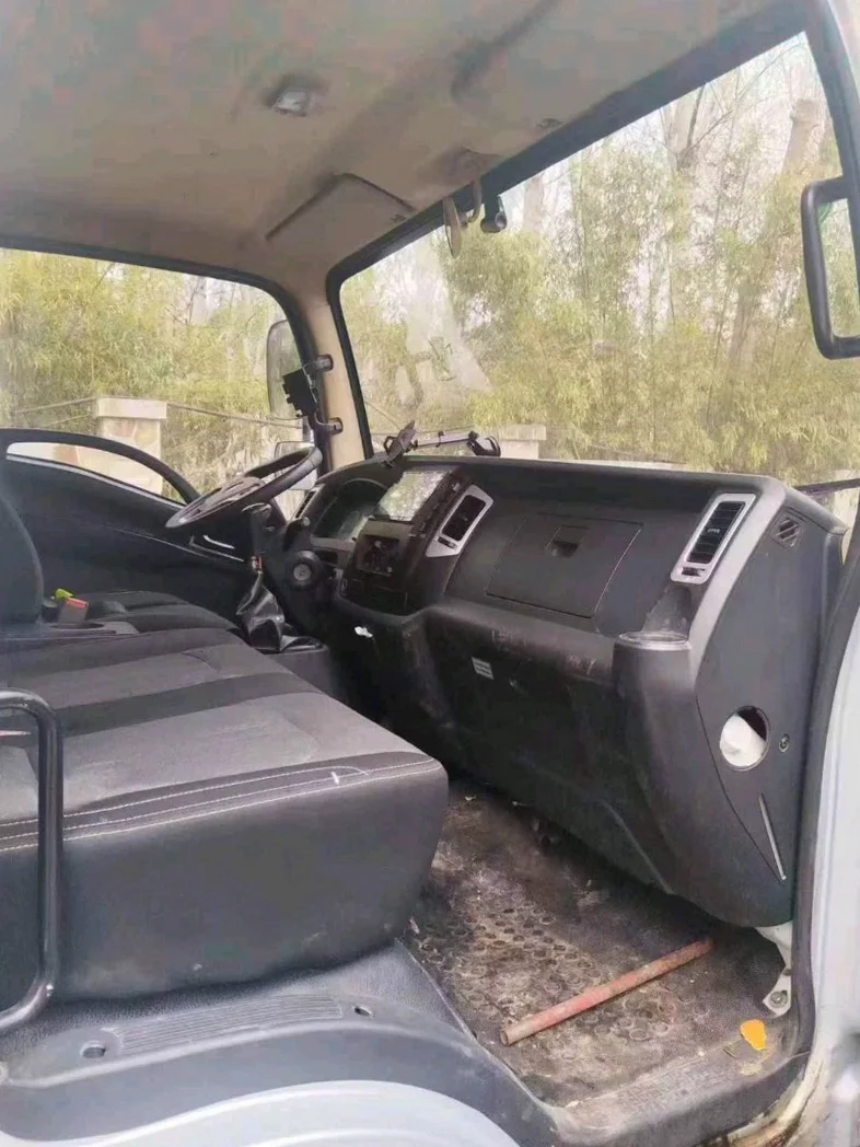 陕汽德龙 后面外观三