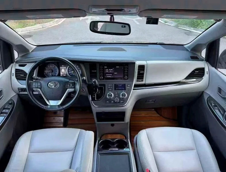 丰田塞纳 后面外观三