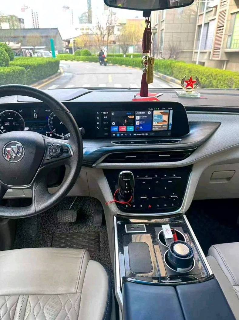 别克GL8 后面外观一