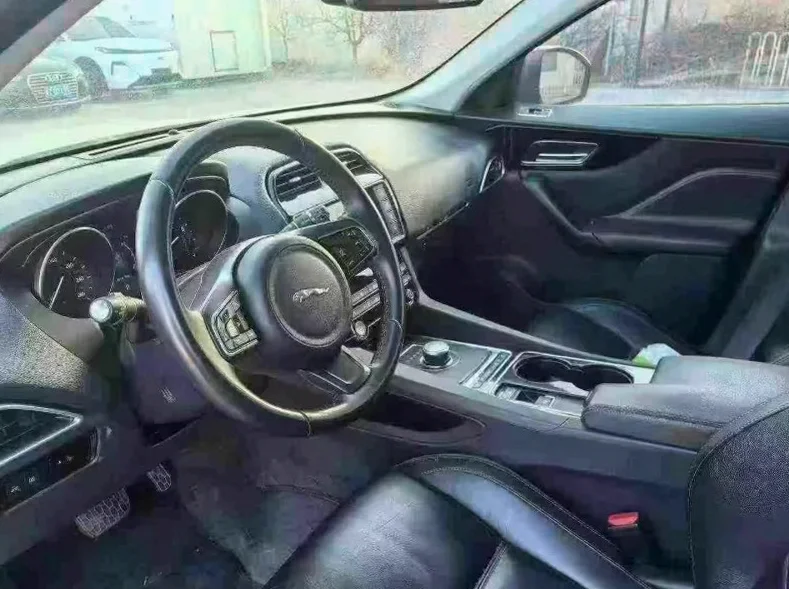 捷豹F-PACE 后面外观一