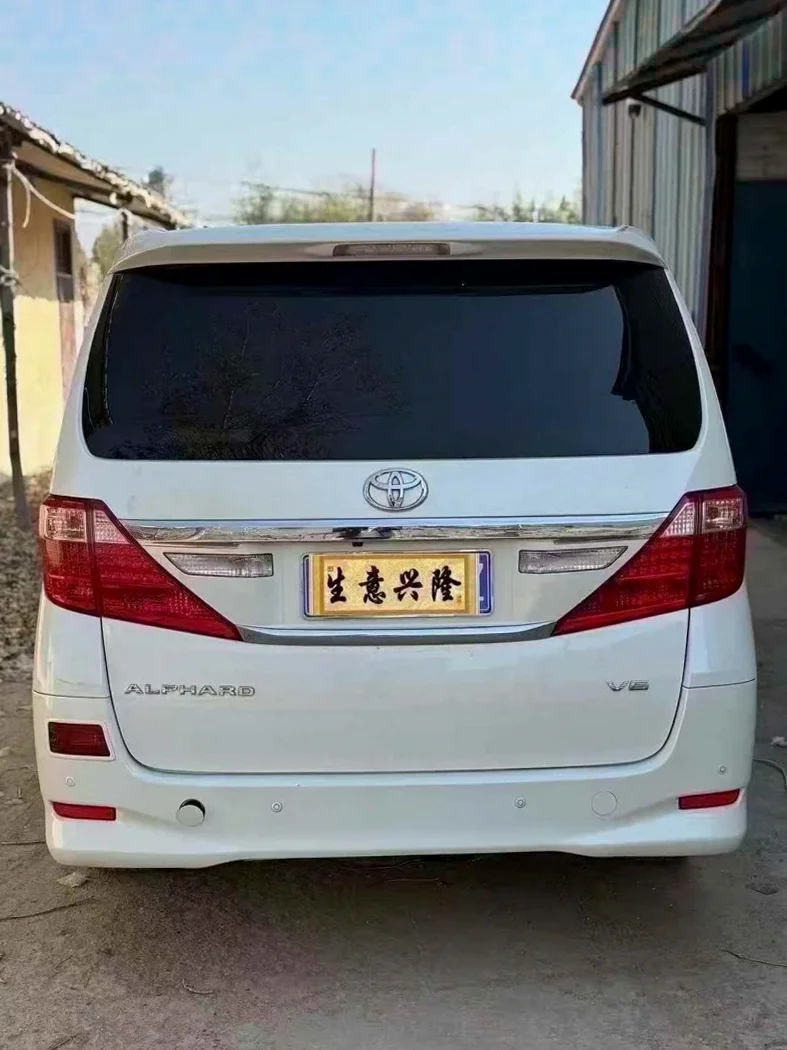 丰田埃尔法 驾驶室