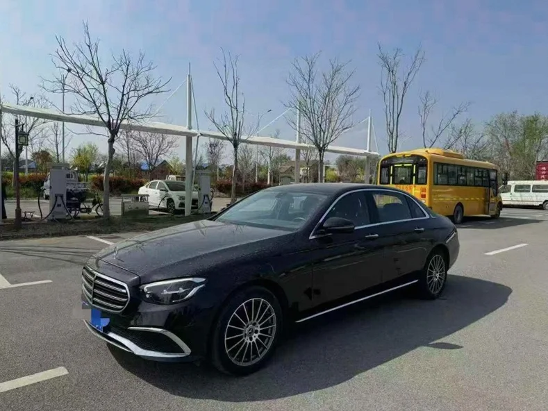 奔驰E 正面外观二