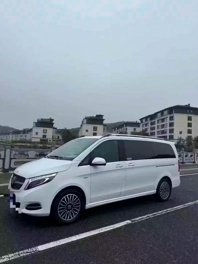 奔驰V 正面外观三