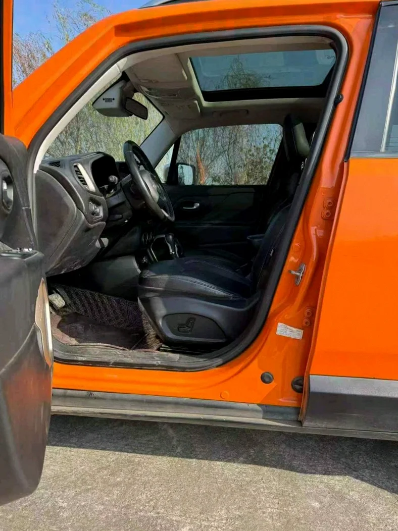 Jeep自由侠 正面外观二