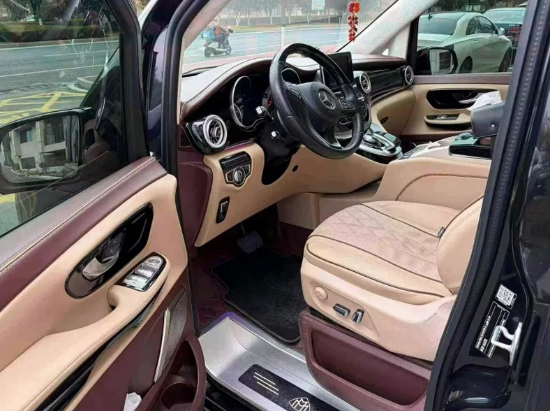 奔驰V 正面外观三