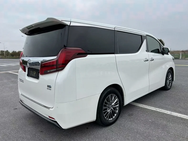 丰田埃尔法 驾驶室