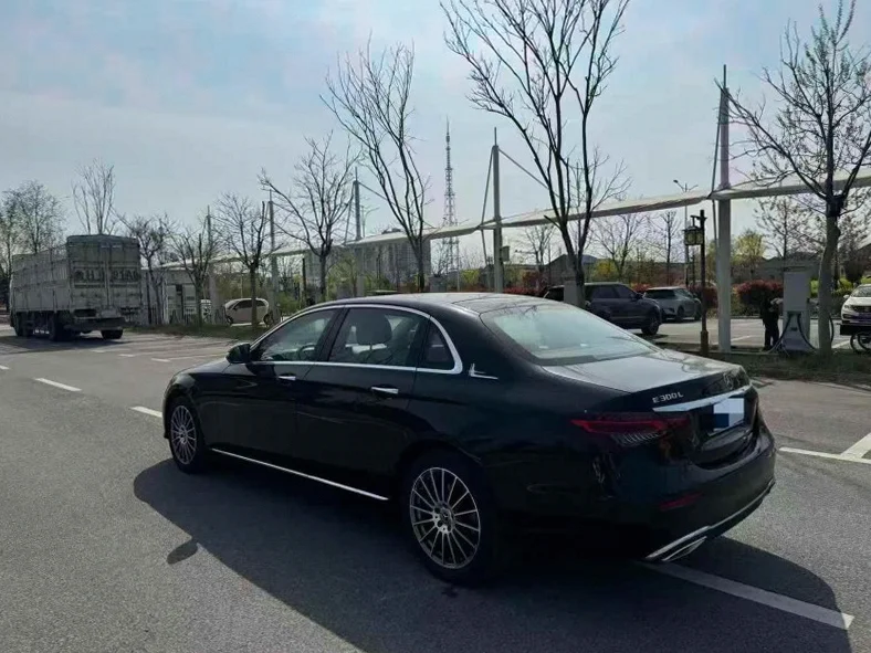 奔驰E 内饰后排