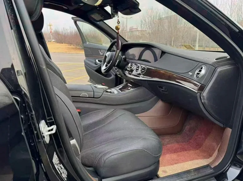 奔驰S 后面外观一