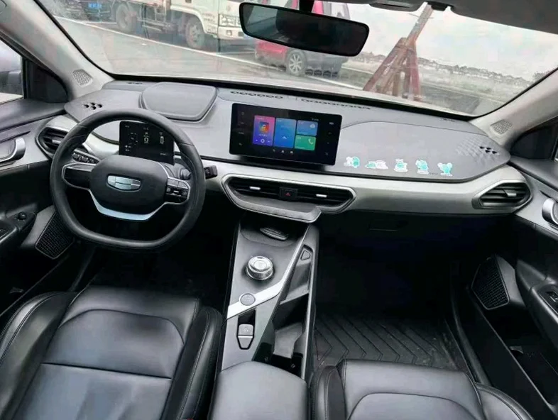 吉利几何 驾驶室