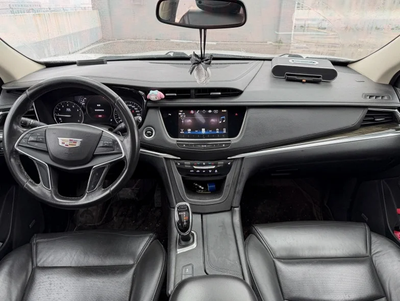 凯迪拉克XT5 内饰前排