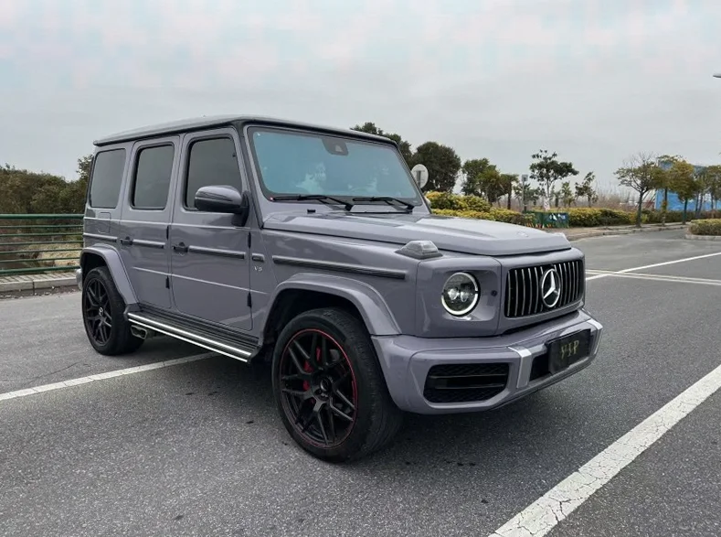 奔驰G 正面外观二