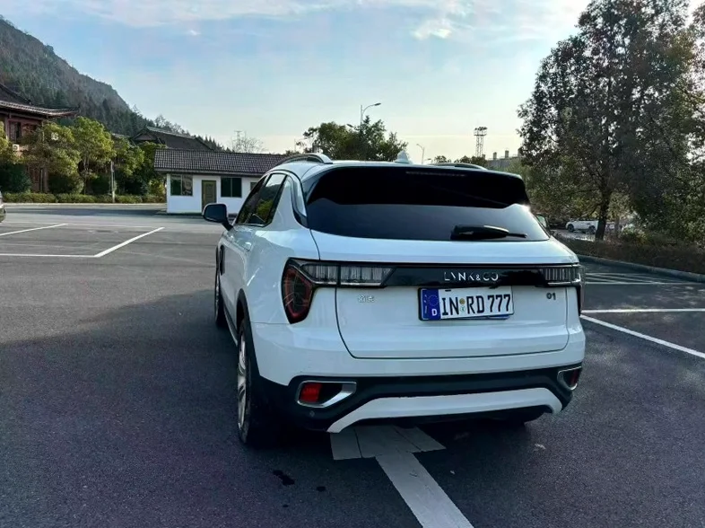 领克01 内饰前排