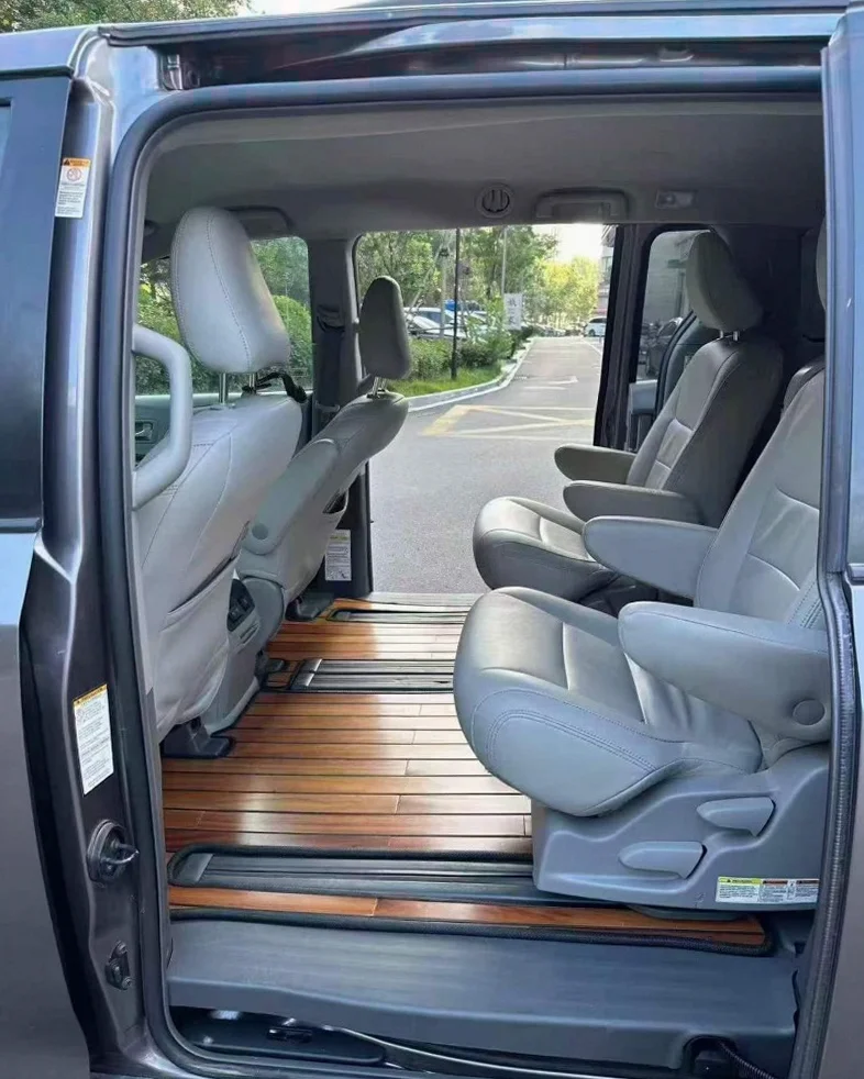 丰田塞纳 后面外观二