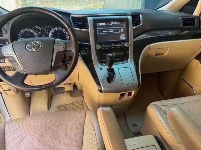 丰田埃尔法 后面外观二