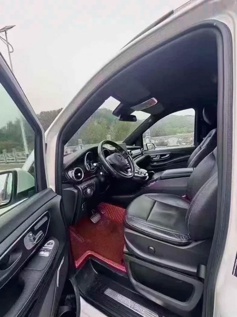 奔驰V 后面外观三