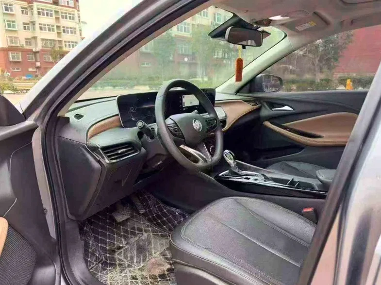 别克威朗 后面外观一