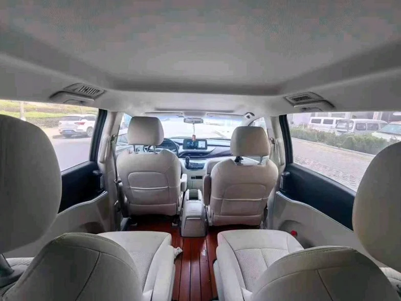 别克GL8 内饰前排