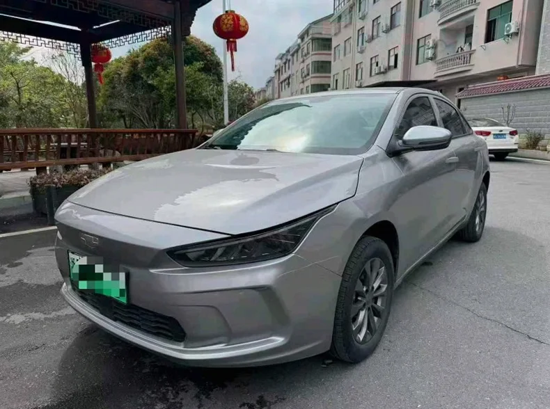 吉利几何 正面外观二