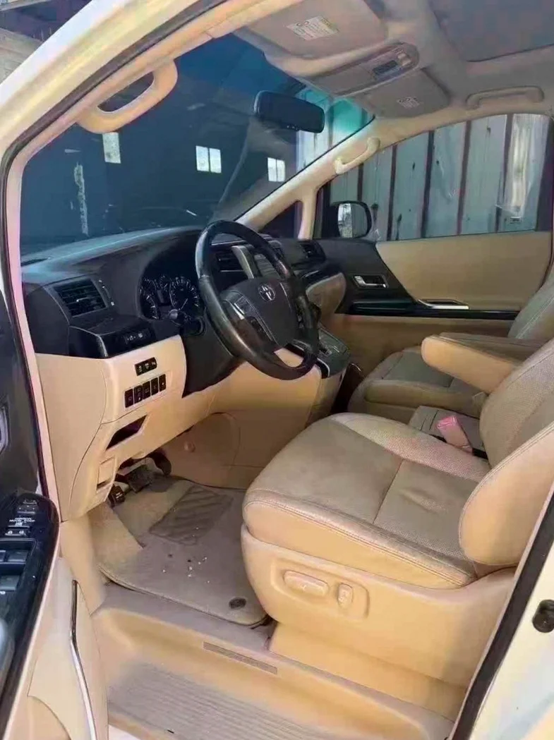 丰田埃尔法 正面外观三