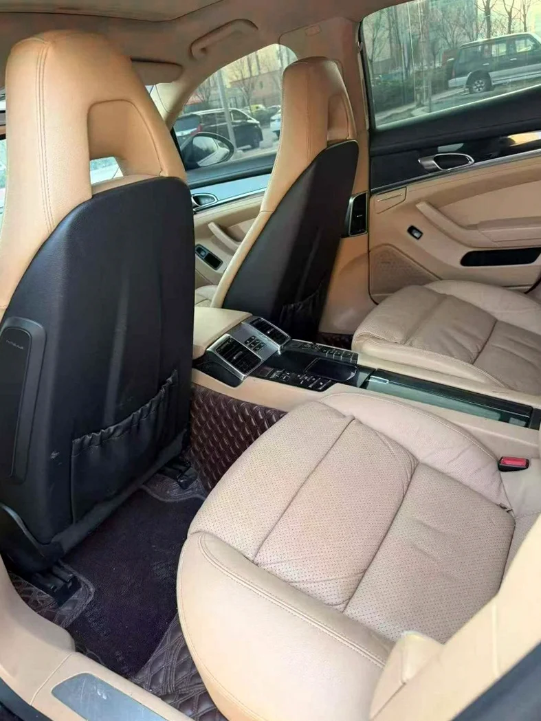 保时捷帕拉梅拉 后面外观一