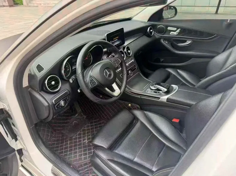 奔驰C 后面外观一