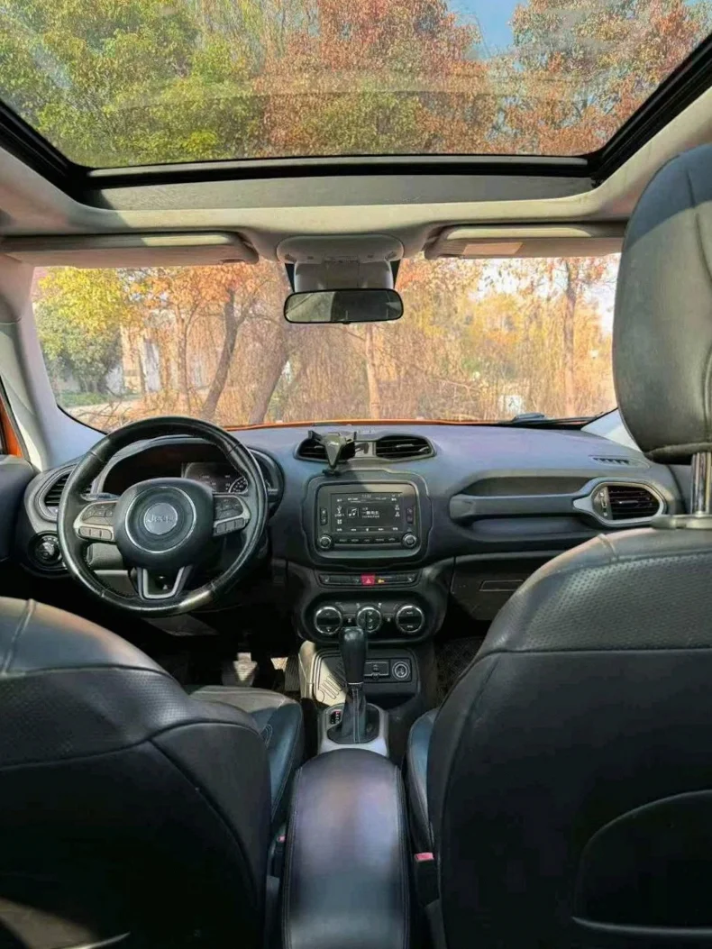 Jeep自由侠 正面外观三