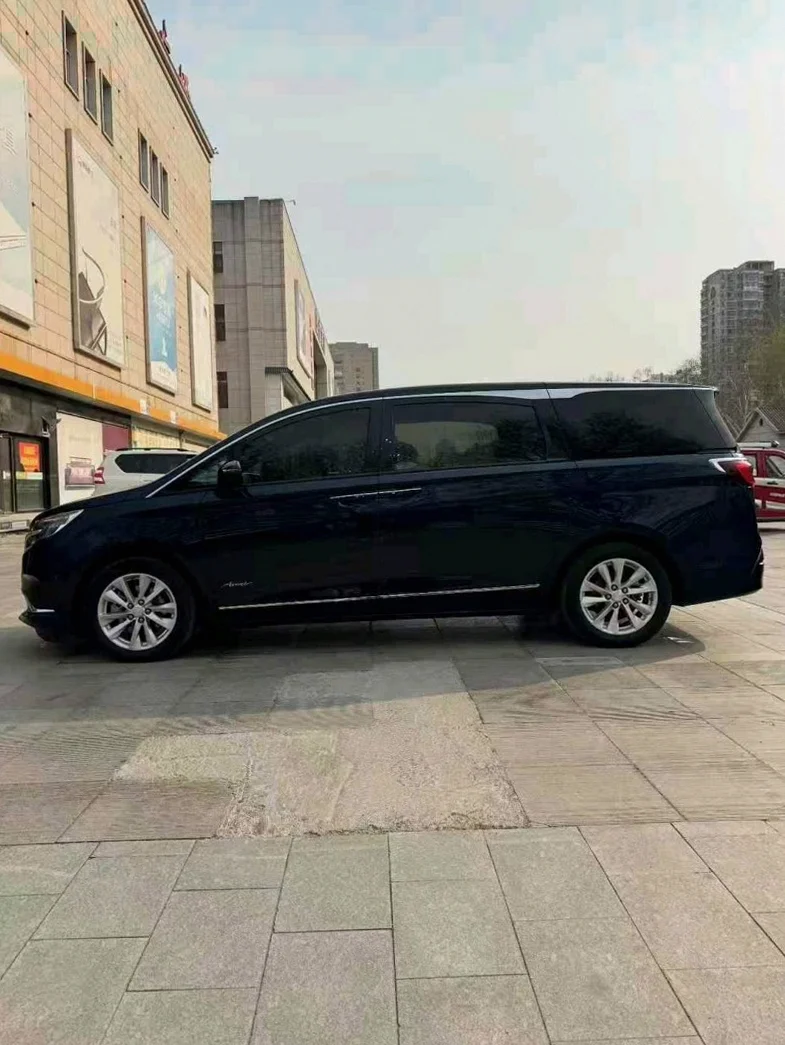 别克GL8 正面外观三