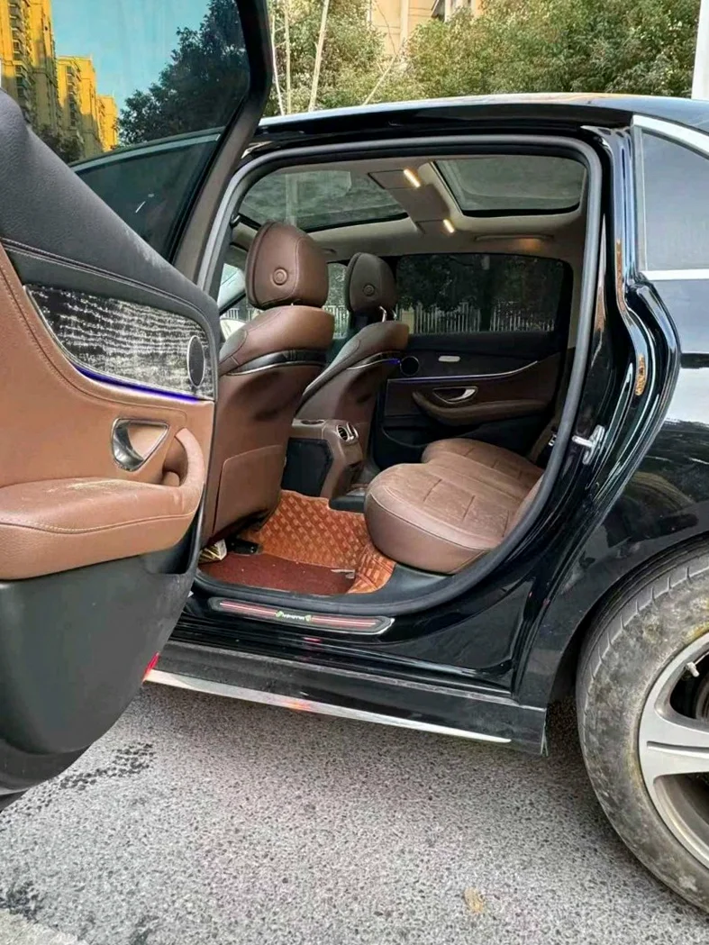 奔驰E 后面外观一