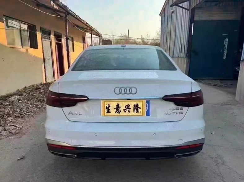 奥迪A4L 内饰后排