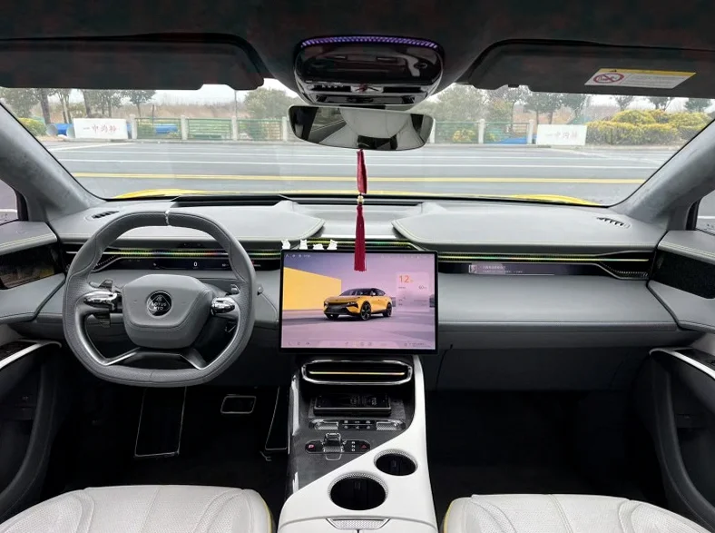 路特斯ELETRE 内饰前排