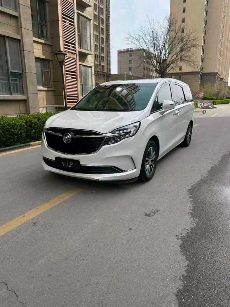 别克GL8 正面外观三