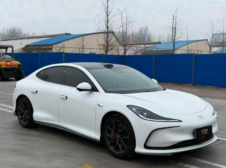 智己LS6 正面外观三