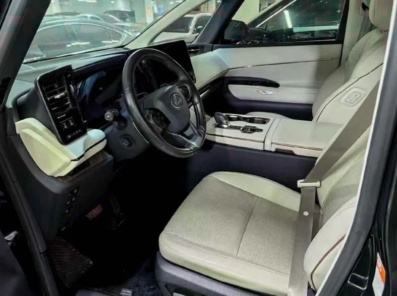 雷克萨斯LM雷尔法 正面外观二