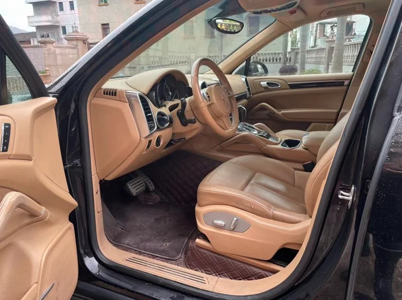 保时捷卡宴 内饰后排