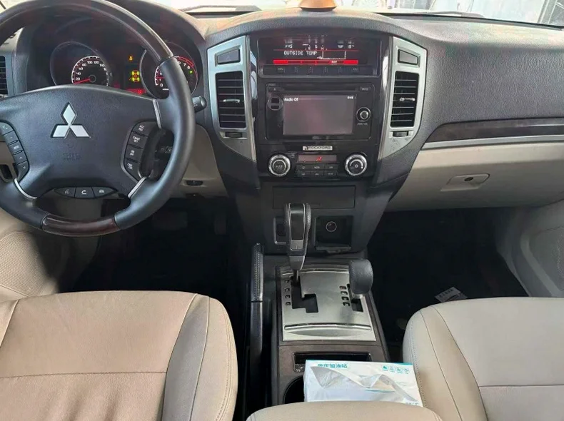 三菱帕杰罗 后面外观二