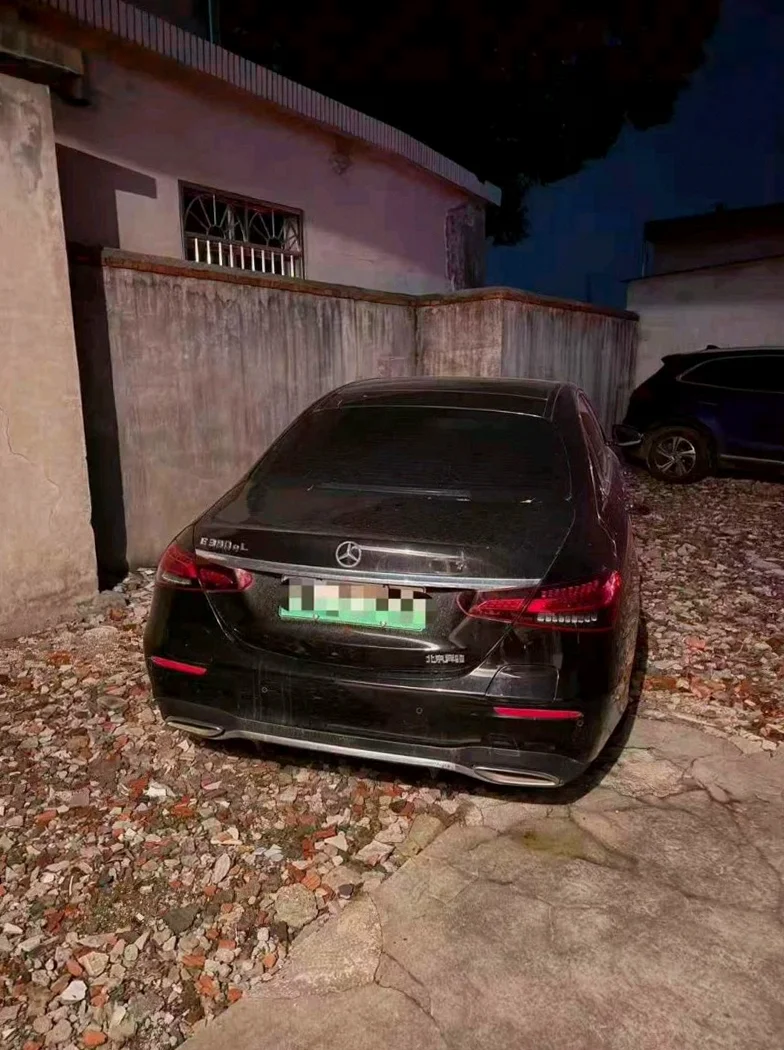 奔驰E 正面外观二