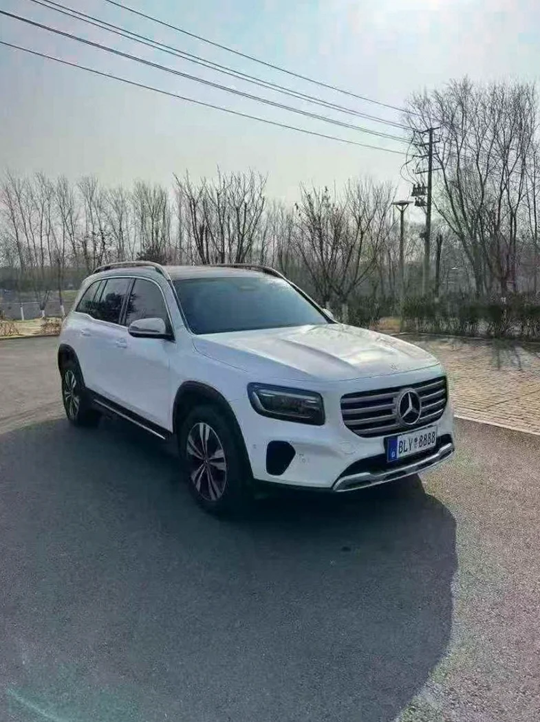 奔驰GLB 正面外观二