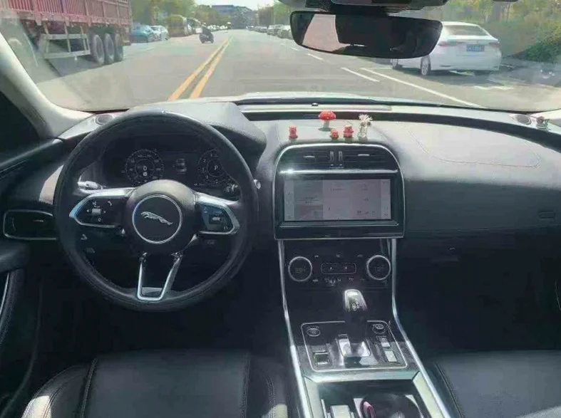 捷豹XEL 后面外观一