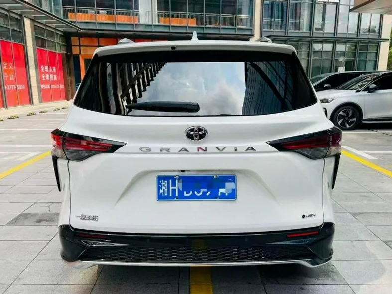 丰田塞纳 驾驶室