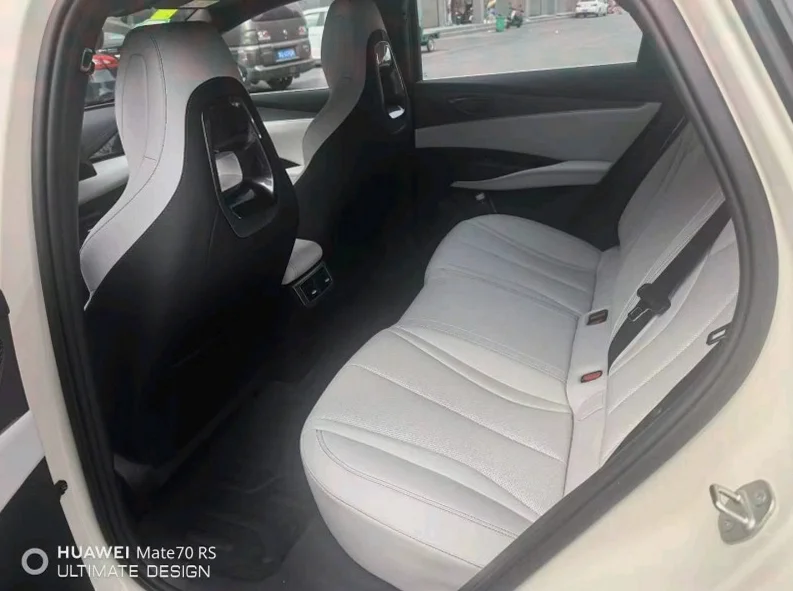 比亚迪海豹 内饰前排