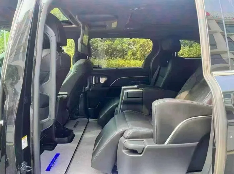 丰田塞纳 后面外观一