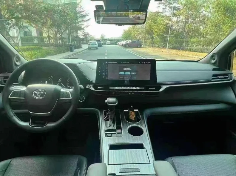 丰田塞纳 后面外观三