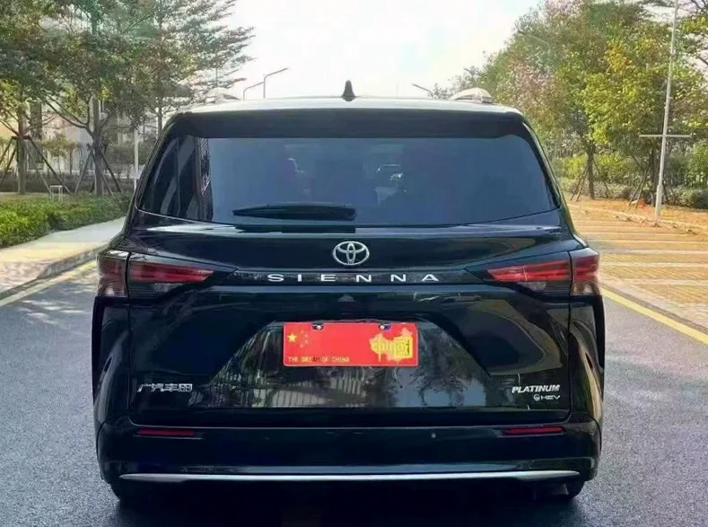 丰田塞纳 驾驶室