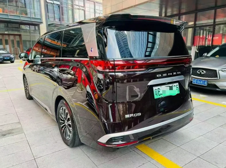 腾势D9 内饰前排