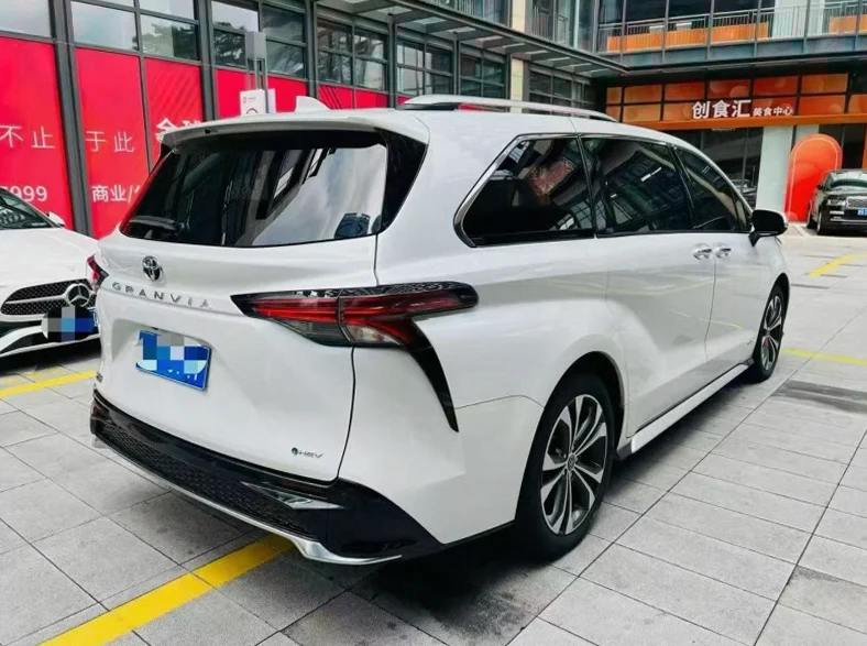 丰田塞纳 内饰后排