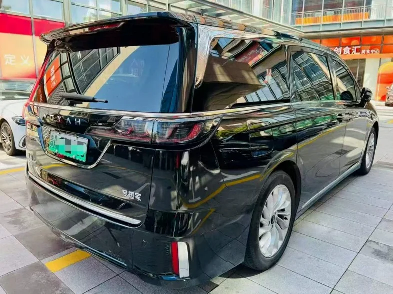 岚图汽车梦想家 内饰前排