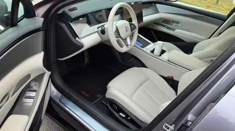 比亚迪汉 内饰后排