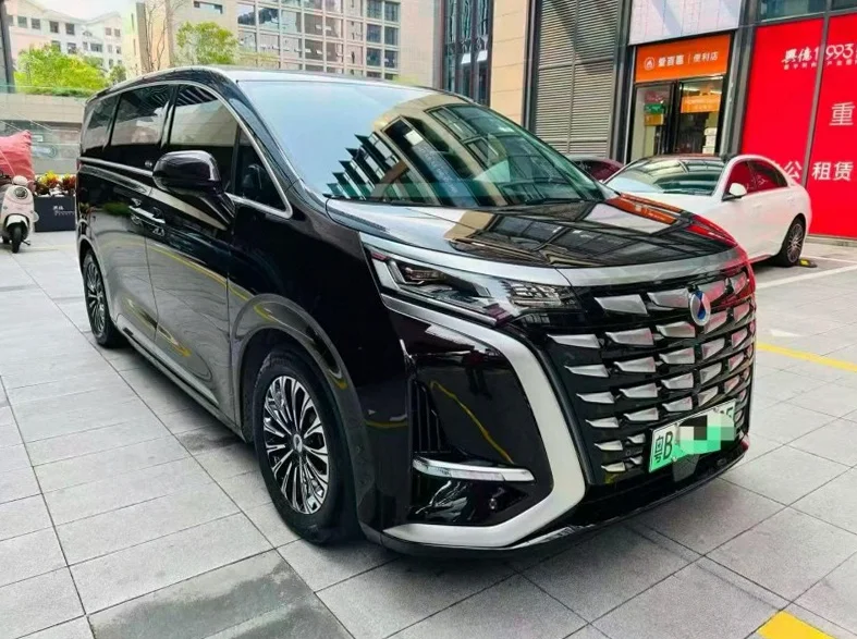 腾势D9 正面外观二