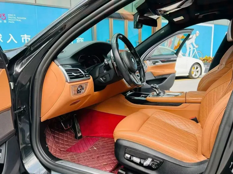 宝马7系 后面外观一