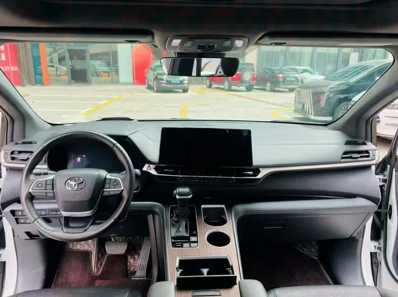 丰田塞纳 后面外观二